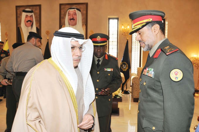 الشيخ خالد الجراح يقلد احد الضباط رتبة لواء﻿