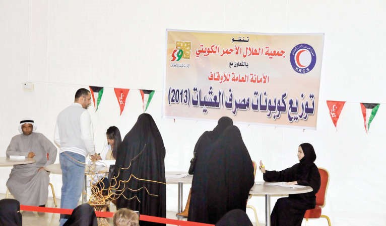 جانب من توزيع كوبونات مصرف العشيات التابع للامانة العامة للاوقاف﻿