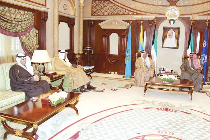 سمو ولي العهد الشيخ نواف الاحمد مستقبلا الشيخ خالد الجراح والشيخ سلمان الحمود والشيخ محمد العبدالله﻿