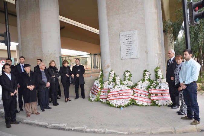 اضاءة شموع ووضع اكاليل في موقع انفجارالرائد الشهيد وسام عيد 26 - 1 - 2014﻿