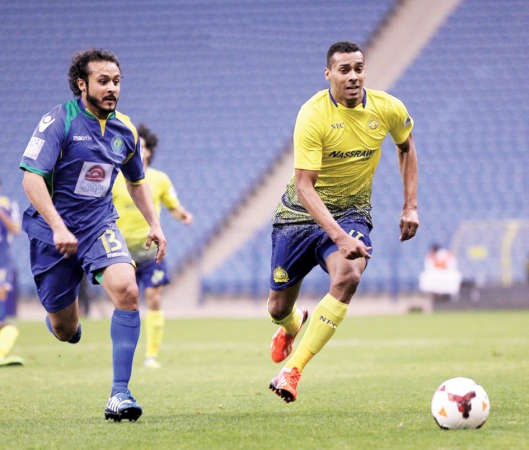 مهاجم النصر ايلتون يمر من مدافع العروبة موقع النصر