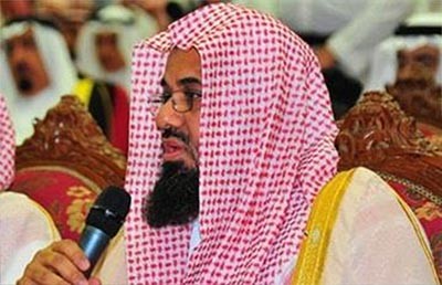 امام الحرم المكي معلقاً على "محمد عبده": من شَغلَه الغناء عن كتاب ربِّه حُرم فهمه وتلاعب بآياته وفق شهوته