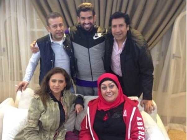 بالصور.. وجبة سمك في منزل حسين الجسمي.. والضيوف هم؟؟