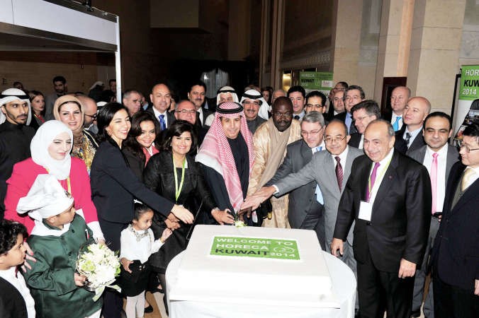 عبدالعزيز الخالدي ونبيلة العنجري وعبدالاحد امباكي وعدد من السفراء والديبلوماسيين يقطعون كعكة الافتتاح﻿