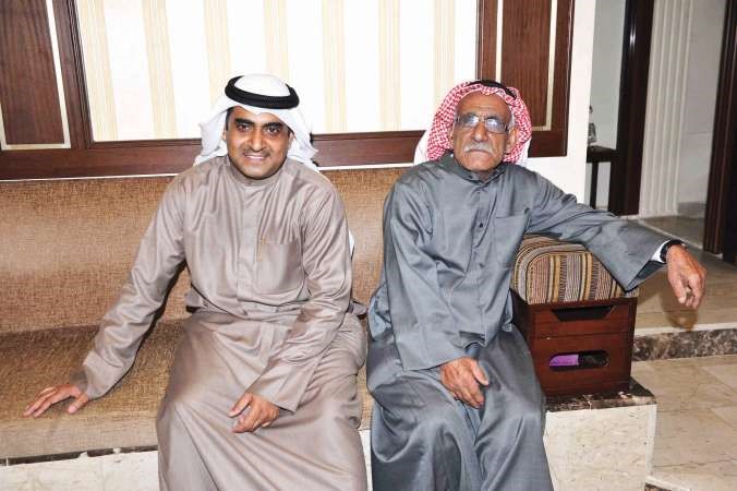 صاحب الديوانية عبدالله الانصاري مع نجله فيصل