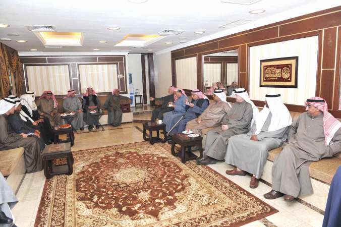 رواد ديوانية عبدالله الانصاري في منطقة اليرموك ويبدو الزميل عبدالله الراكان هاني عبدالله 