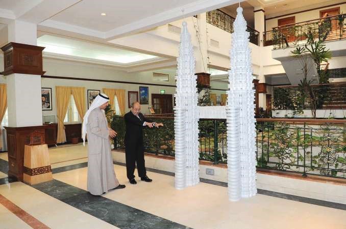 السفير داتو يقدم شرحا حول برجي النفط في كوالالمبور واللذين يعدان من اعلى الابراج في العالم