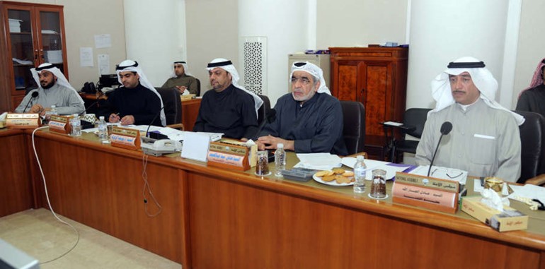 عادل الخرافي وعدنان عبدالصمد وديوسف الزلزلة ورياض العدساني ودمحمد الحويلة اثناء اجتماع اللجنة