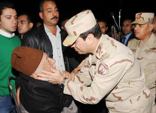 المشيرعبد الفتاح السيسي يواسيوالد احد الضباط الذين قضوا في سقوط مروحية عسكرية للجيش المصري بسيناء امس الاول	 	رويترز ﻿