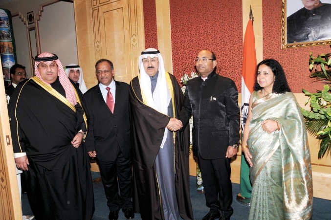  الشيخ علي الاحمد والسفير الهندي وحرمه مع بعض الحضور في الحفل انور الكندري 