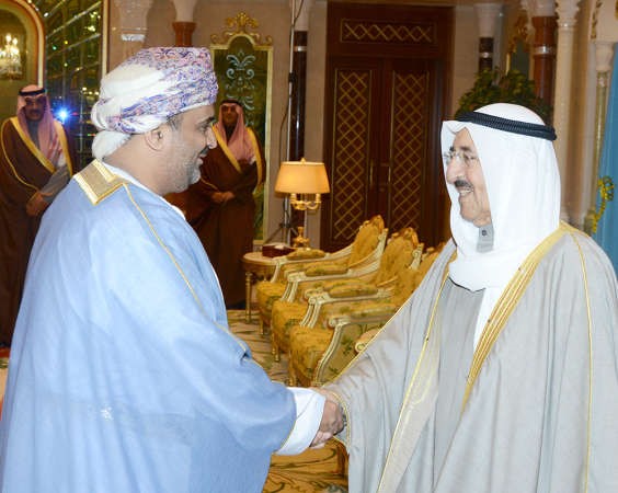 صاحب السمو الامير مصافحا السفير العماني ﻿