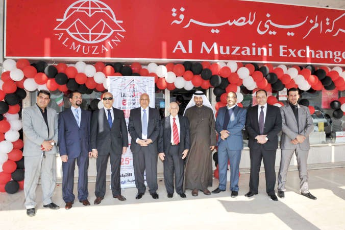 السفير المصري عبدالكريم سليمان والمدير العام لشركة المزيني للصرافة ونائبه واسامة جلال وامجد جلال خلال الفعالية﻿