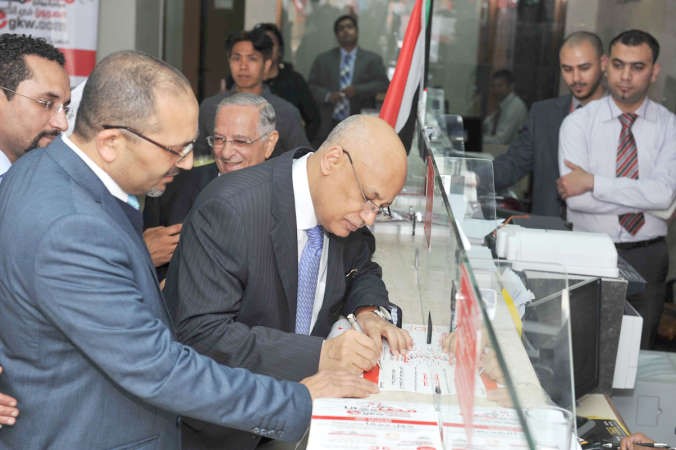 السفير المصري يوقع على احد التحويلات المالية 	هاني عبد الله﻿
