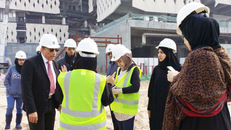 مجموعة من المهندسات في موقع مدينة صباح السالم الجامعية﻿