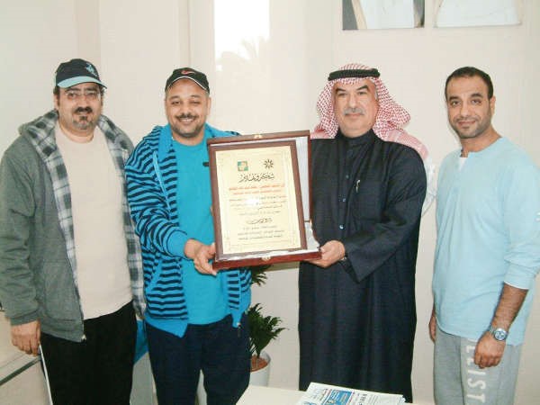 محمد البدر واحمد هاشم الصبر يقدمان درعا تكريمية لخالد الغانم