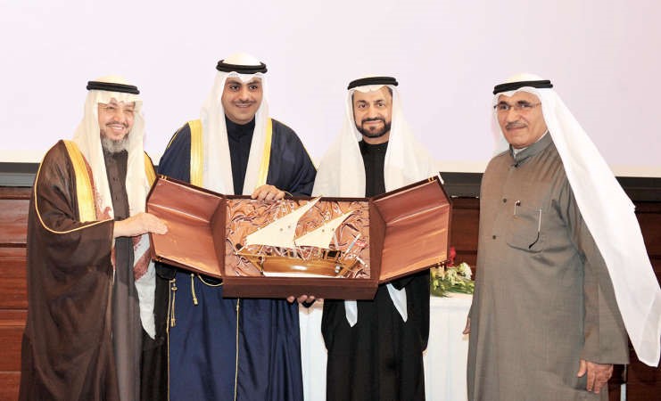 الشيخ احمد المشعل يتلقى درعا تكريمية من م عبدالكريم الزيد ود فاضل صفر متين غوزال