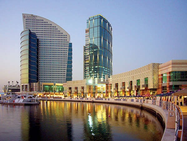 فندق انتركونتيننتال يرتبط بفندق كراون بلازا وبمول Festival City ﻿