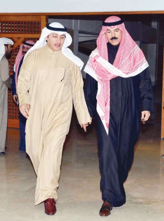 الشيخ محمد الخالد وعسكر العنزي عقب انتهاء اجتماع لجنة الداخلية والدفاع﻿