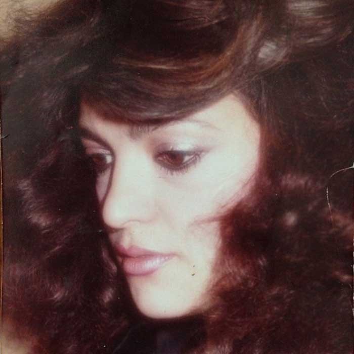 نضال الأحمدية تنشر صورة نادرة لها حين كانت في الـ17 من عمرها 