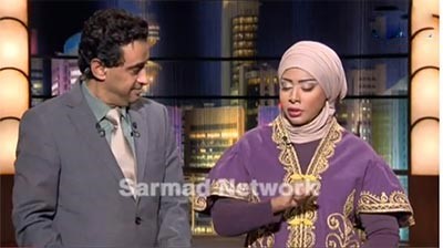 بالفيديو ..مذيع كويتي يشرح لزميلته والمشاهدين  القيادة ب"الجير العادي" بطريقة فكاهية 
