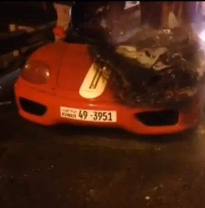 بالفيديو.. لحظة احتراق سيارة فيراري على الخط السريع في الكويت