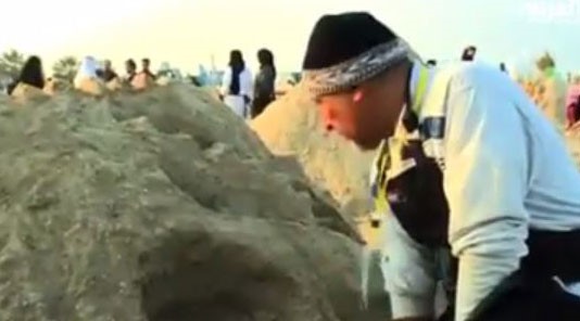 بالفيديو.. النحت على الرمال فن يغزو شواطئ السعودية 
