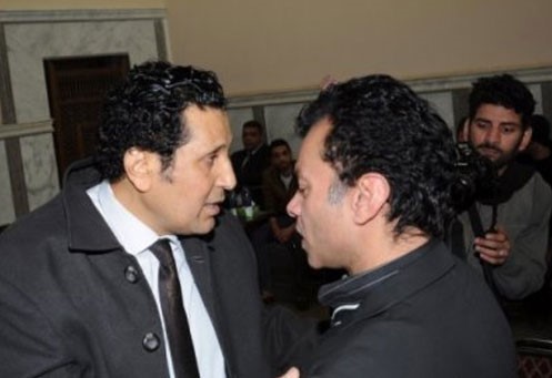 بالصور.. دموع محمد محيي في عزاء والده