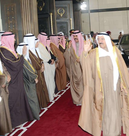 صاحب السمو الامير وسمو ولي العهد يحييان الحضور في قصر بيان ﻿