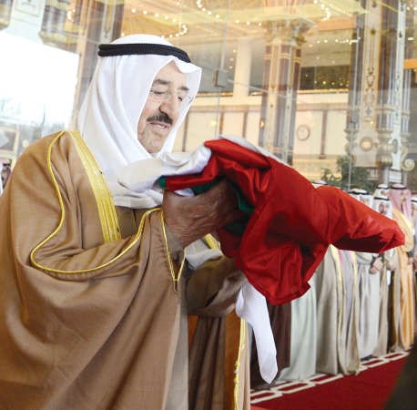 سمو الامير يقبل العلم الوطني ﻿
