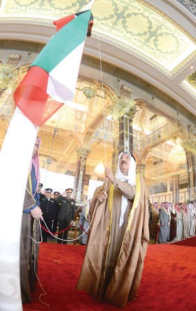 صاحب السمو الامير الشيخ صباح الاحمد خلال رفع العلم في قصر بيان ﻿