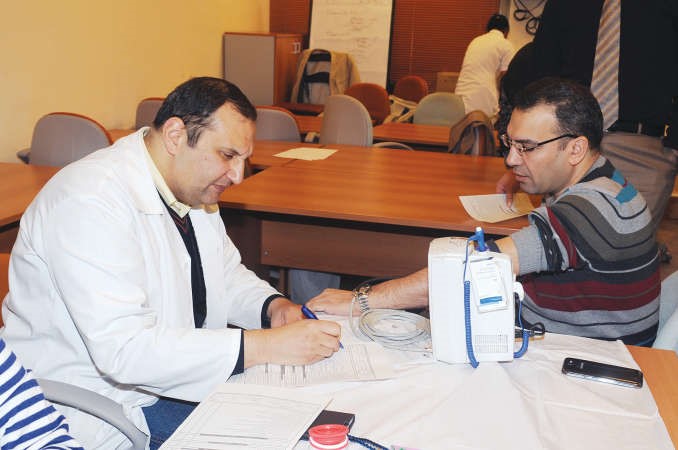 فحص احد الموظفين قبل التبرع	قاسم باشا﻿