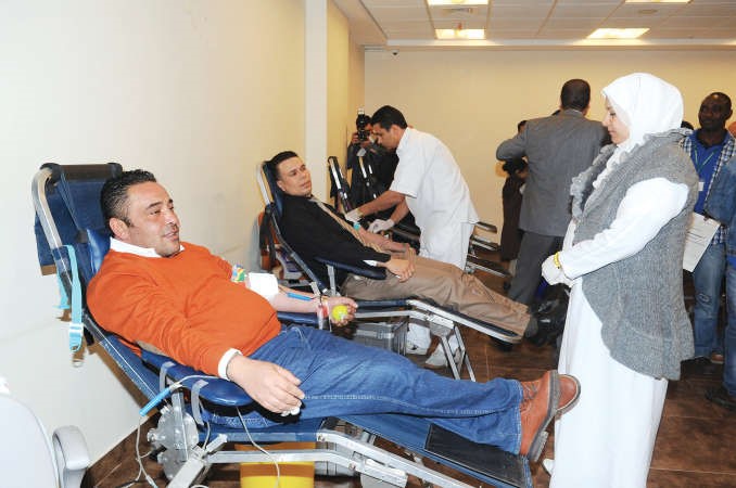 موظفو الغنيم التجارية يتبرعون بالدم﻿