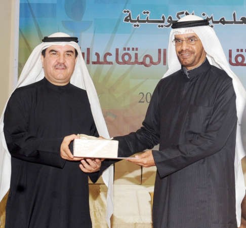 متعب العتيبي مكرما وكيل التعليم العام السابق محمد الكندري﻿