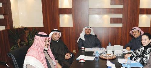 رئيس التحرير الزميل يوسف خالد المرزوق ومستشار الادارة العامة الزميل يوسف عبدالرحمن ورئيسة قسم المحليات الزميلة عفاف مختار والزميل حمد العنزي مع عبدالله النومس في ديوانية الانباء