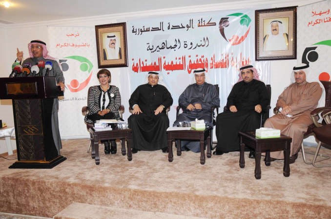 محمد طنا ود عودة الرويعي ومبارك الحريص ويعقوب الصانع وعريفة الندوة خلال حديث المحامي عبدالله الايوب محمد خلوصي