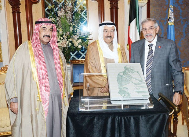 صاحب السمو الامير يتسلم من د هلال الساير موسوعة طبية تبرع سموه بنشرها بحضور سمو الشيخ ناصر المحمد 