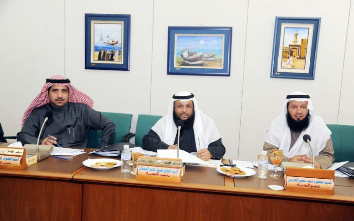 د احمد مطيع وحمود الحمدان ود عودة الرويعي خلال اجتماع اللجنة التعليمية امس