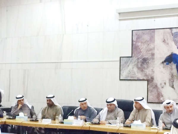 فهد الصانع ودمنصور الخرينج وحسين الخرافي خلال ورشة العمل 