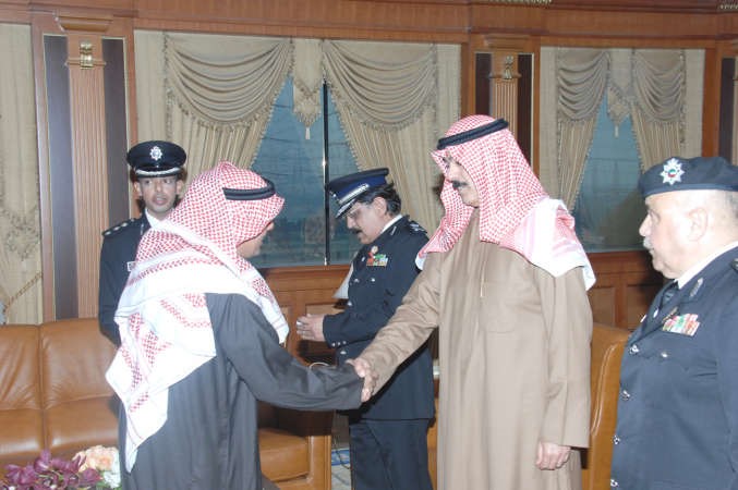 الخالد مصافحا العميد الغنام ويبدو الفريق الفهد واللواء العوضي والعقيد الحشاش﻿