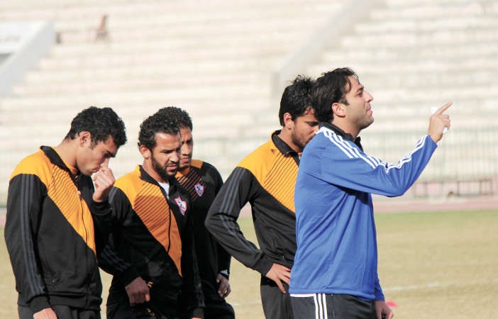مدرب الزمالك ميدو يوجه لاعبيه في التدريب قبل المواجهة الصعبة