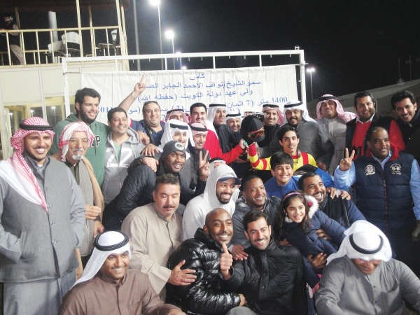 الشيخ ضاري الفهد يسلم الكاس للفائز﻿