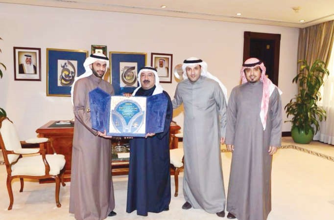 الشيخ ناصر صباح الاحمد يتسلم درعا تذكارية من اللاعب ﻿