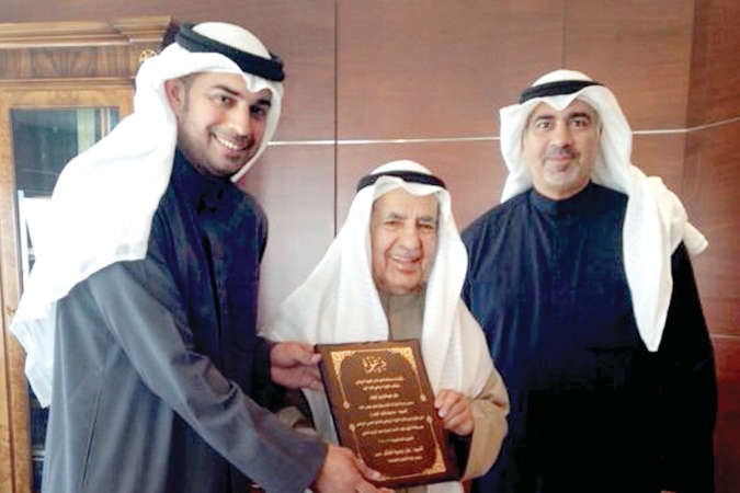 علي ثنيان الغانم يتسلم دعوة من علي المذن﻿