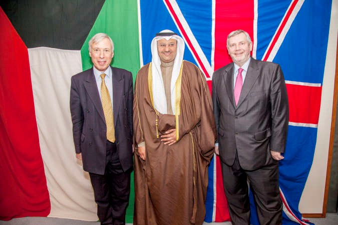دعلي العبيدي يتوسط لورد هاو وهاورد ليونز﻿