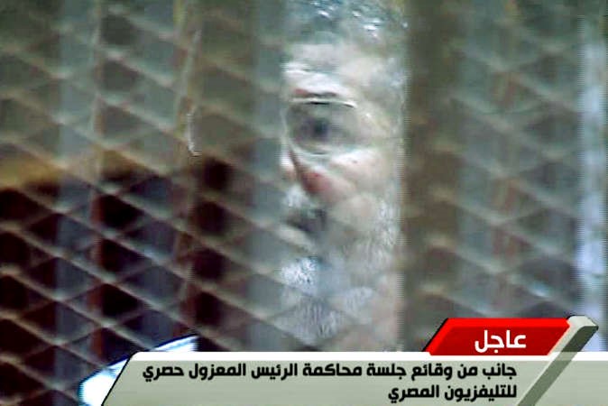 صورة تلفزيونية لجانب من محاكمة الرئيس المصري المعزول محمد مرسي مع اخرين في قضية اقتحام السجون امس افپ