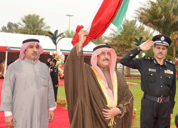 محافظ الاحمدي الشيخ دابراهيم الدعيج اثناء رفع العلم﻿