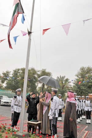 محافظ الجهراء الشيخ مبارك الحمود يرفع علم الكويت﻿