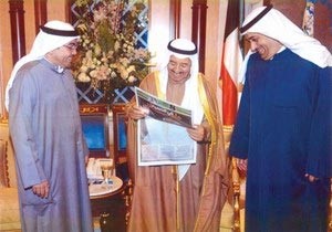صاحب السمو الامير يتصفح ملحق الانباء بعد ان تسلمه من السيد فواز خالد المرزوق ورئيس التحرير الزميل يوسف خالد المرزوق﻿