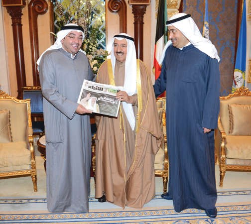 صاحب السمو الامير الشيخ صباح الاحمد يتسلم من السيد فواز خالد المرزوق ورئيس التحرير الزميل يوسف خالد المرزوق ملحق الانباء الخاص بمناسبة مرور 8 سنوات على تولي سموه مقاليد الحكم﻿