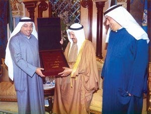 صاحب السمو الامير الشيخ صباح الاحمد يتسلم المجلد من السيد فواز خالد المرزوق ورئيس التحرير الزميل يوسف خالد المرزوق